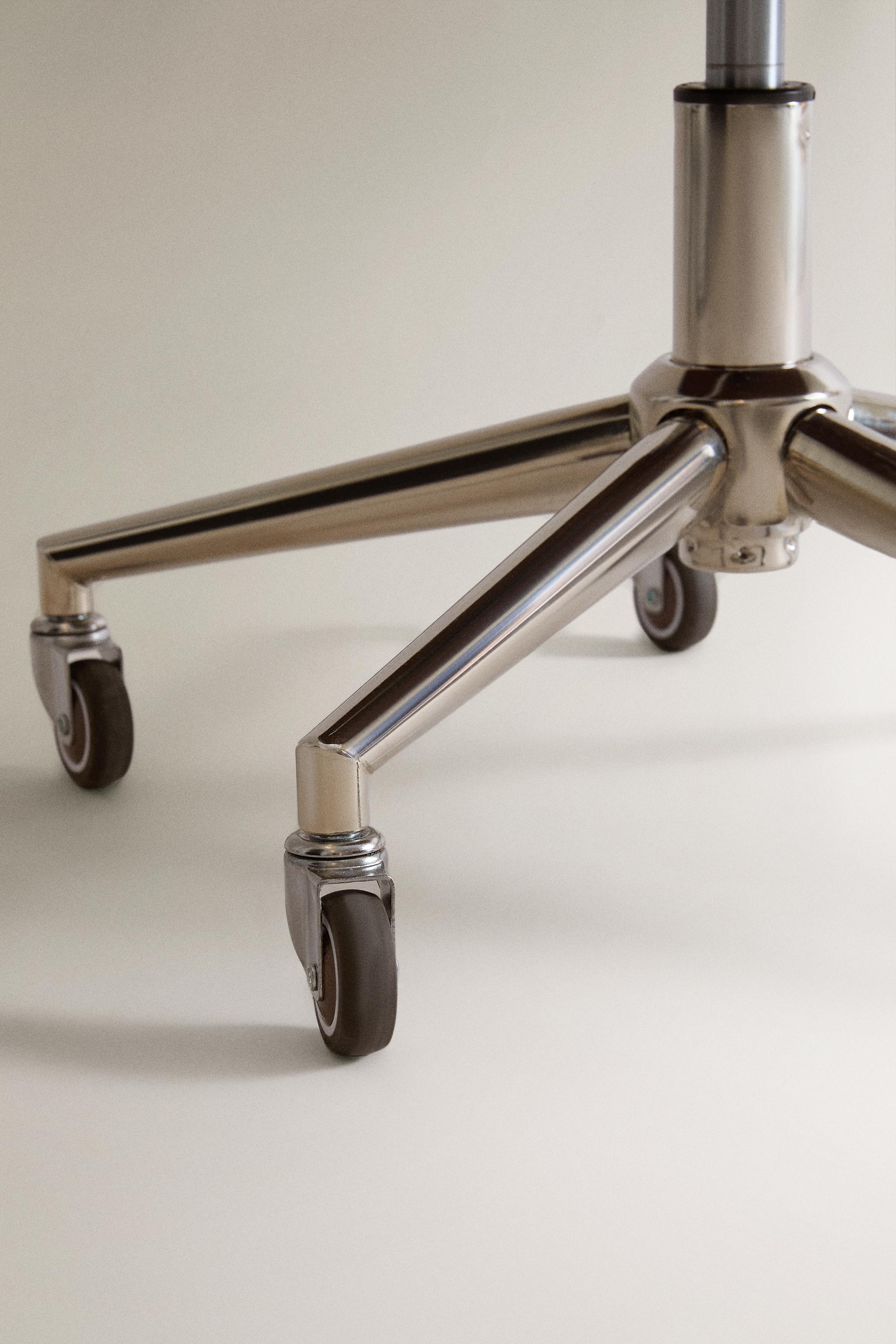 KIDS’ DESK CHAIR WITH PIPING AND WHEELS