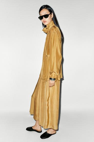Chemise croisée à col montant 100 % soie - Moutarde de Zara
