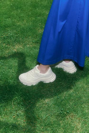 チャンキーソールテキスタイルランニングシューズエクリュZaraのチャンキーソールテキスタイルランニングシューズ - エクリュ