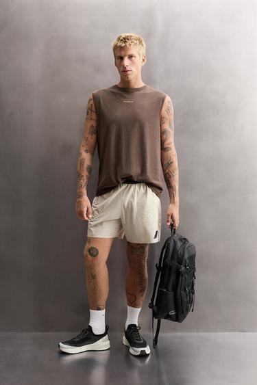 تي شيرت بلا أكمام كتان - قطن - بني الخاص بـ Zara