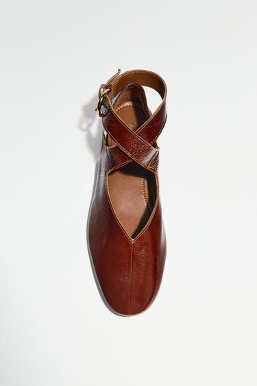 Zara PATENT EFFECT BUCKLE BALLET FLATS - Brown