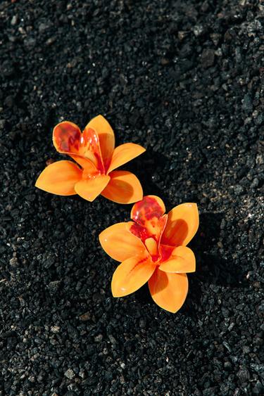 PENDIENTES FLOR RESINA - Naranja de Zara