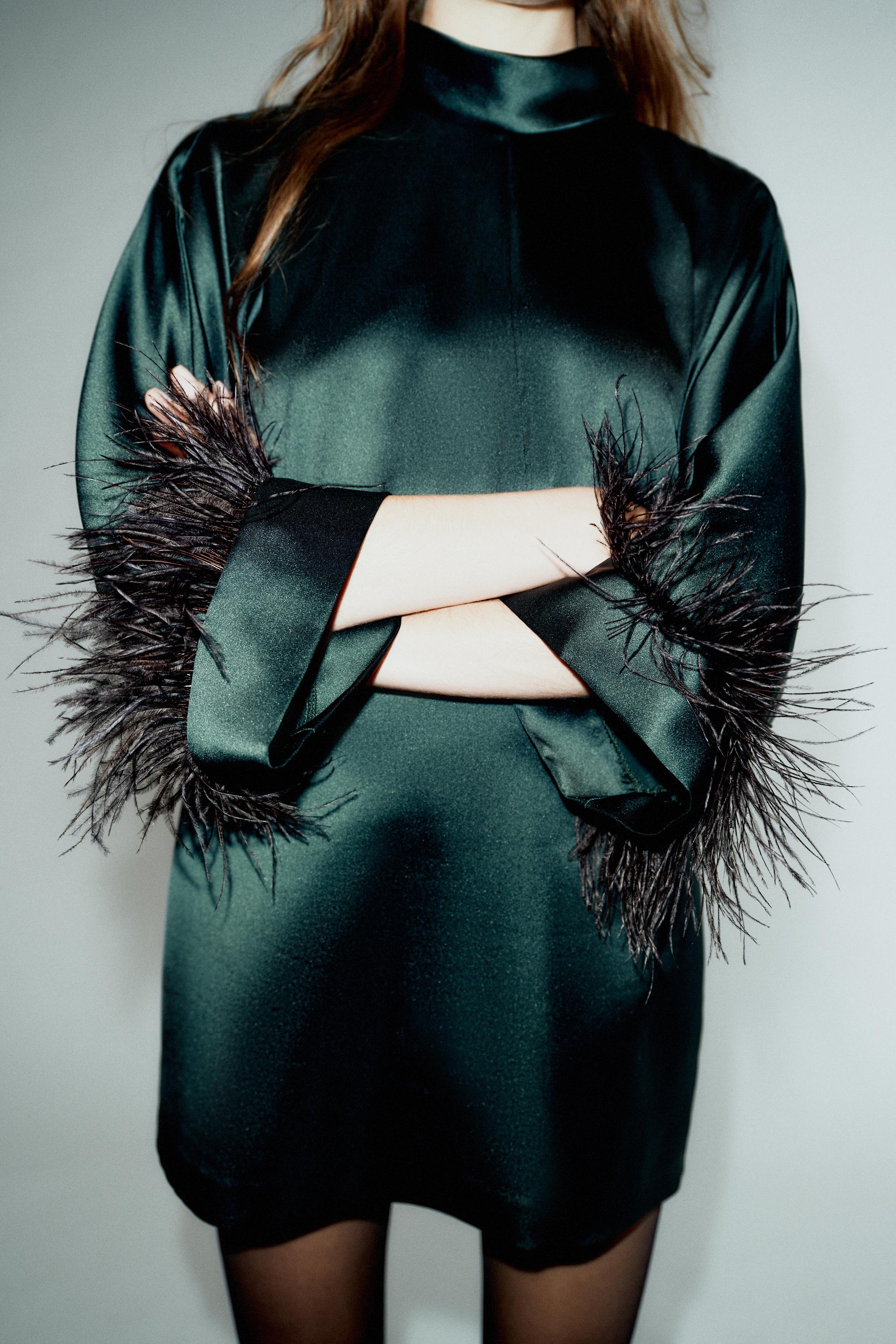 ROBE COURTE SATINÉE PLUMES