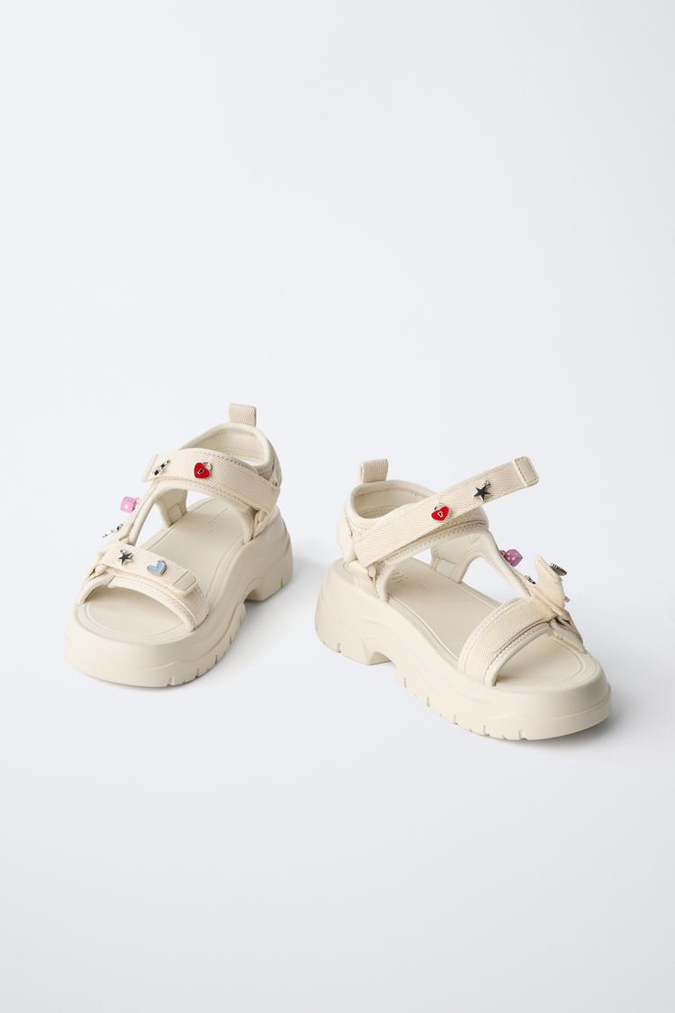 SANDALIAS TÉCNICAS CON DIJES 3