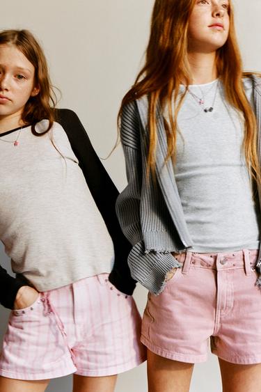 ДЖИНСОВЫЕ ШОРТЫ-БЕРМУДЫ С ЗАКЛЕПКАМИ И НАШИВКАМИ-ЗВЕЗДАМИ — РОЗОВЫЙ от Zara