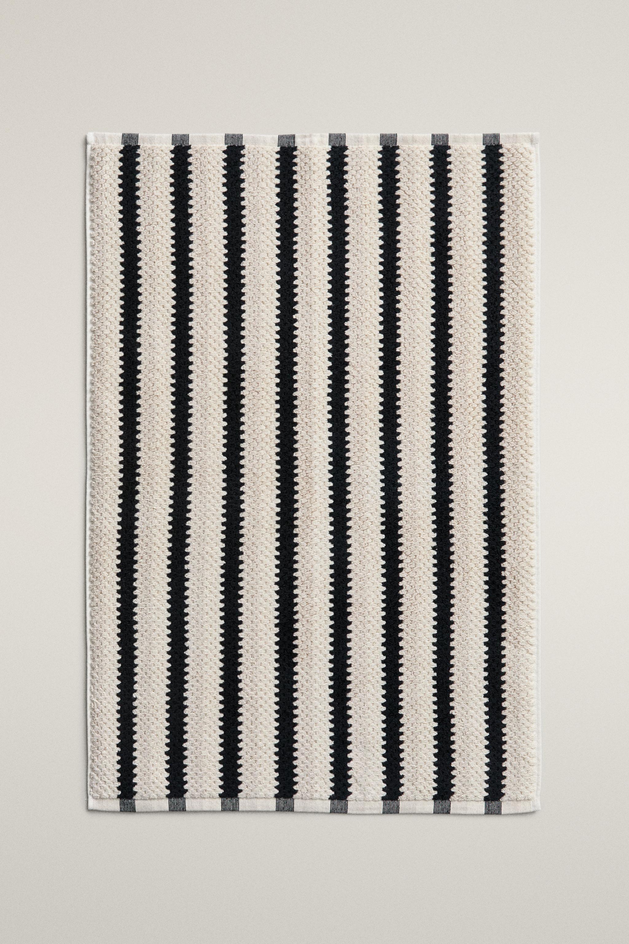 GEOMETRIC JACQUARD BATH MAT