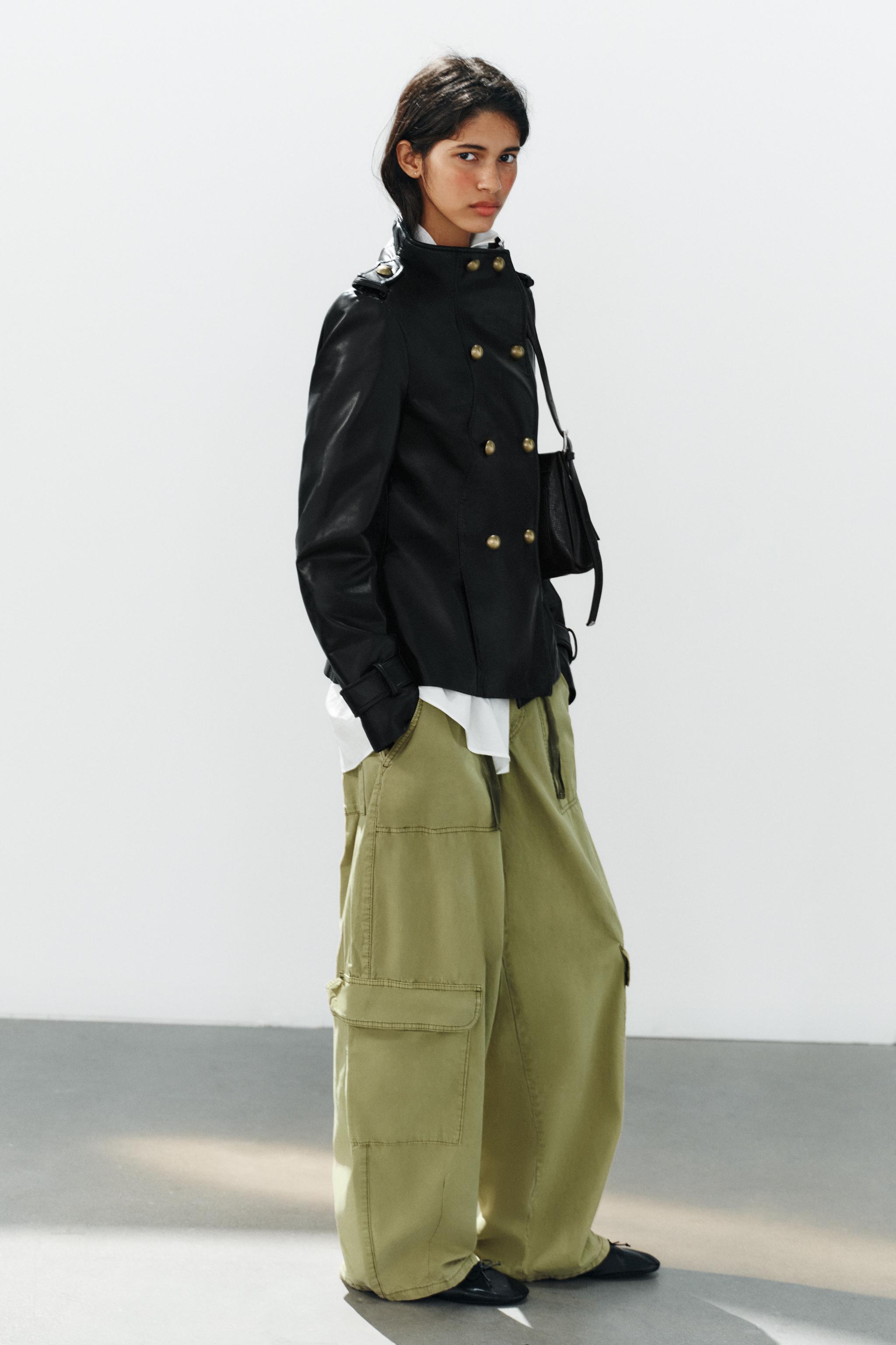 VESTE EN MATIÈRE SYNTHÉTIQUE AVEC BOUTONS