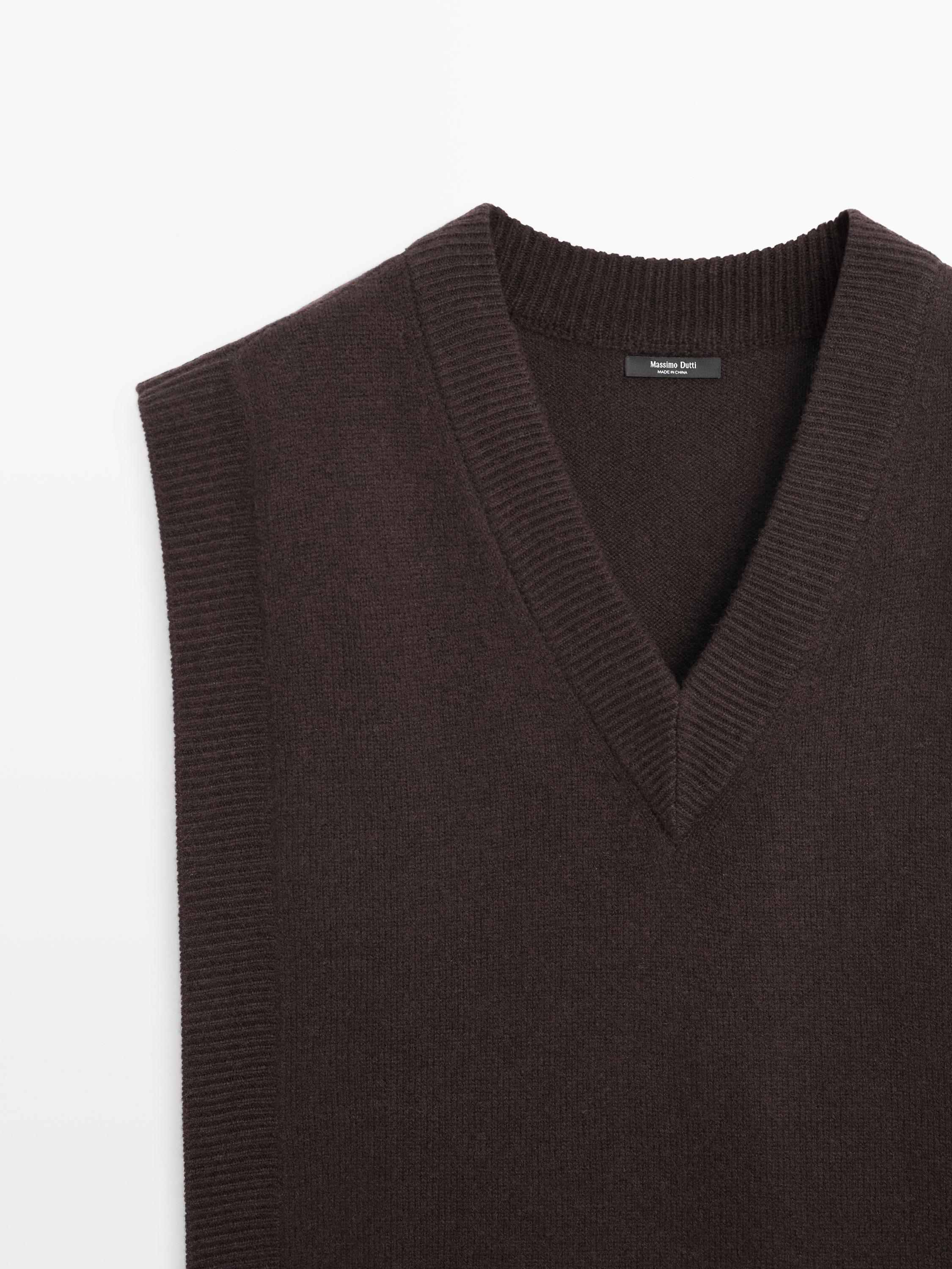 V-neck bib with tie details
