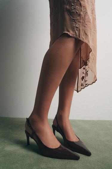 CHAUSSURES À TALONS AVEC EFFET VERNI - Marron chocolat de Zara