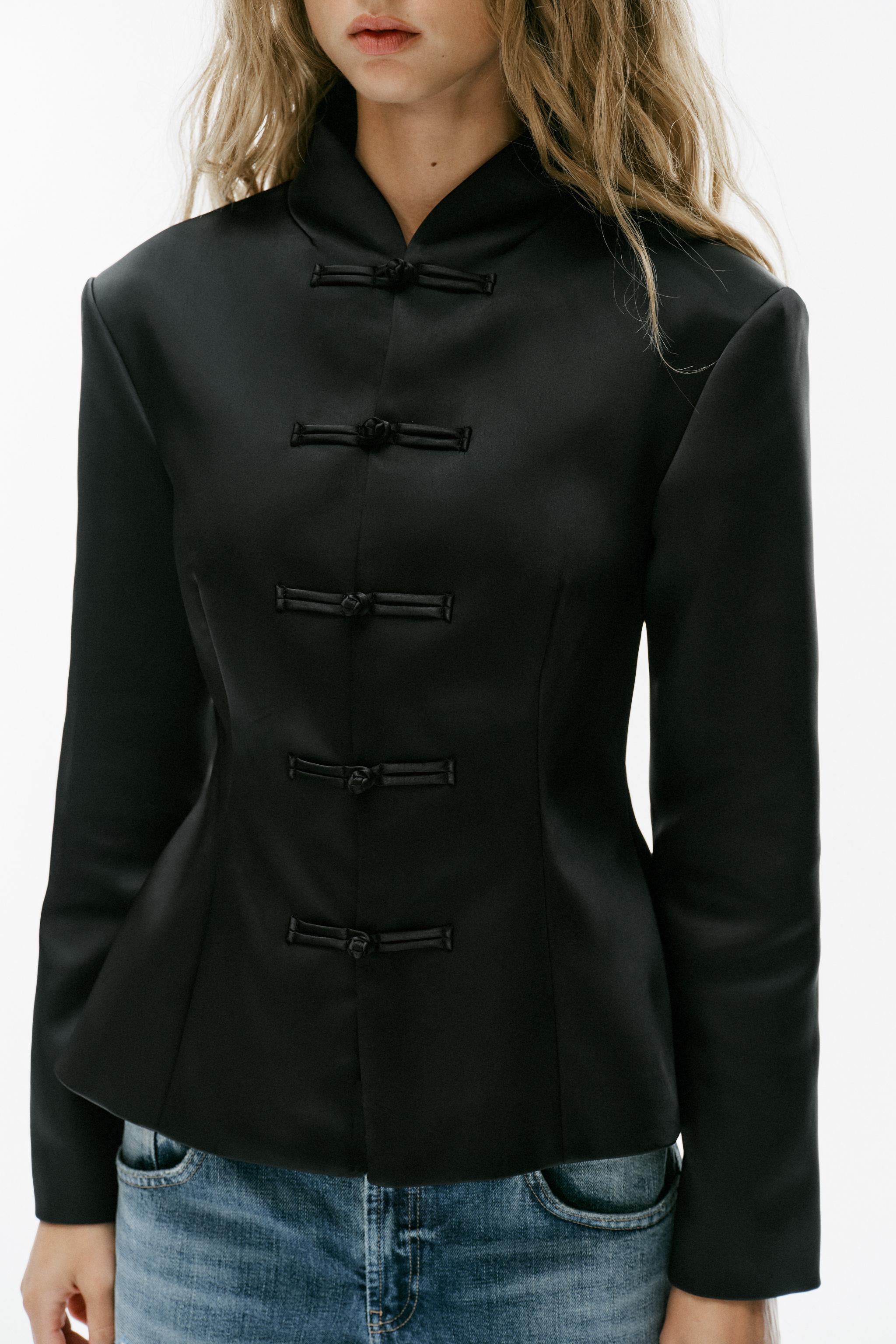 VESTE SATINÉE À BRANDEBOURGS