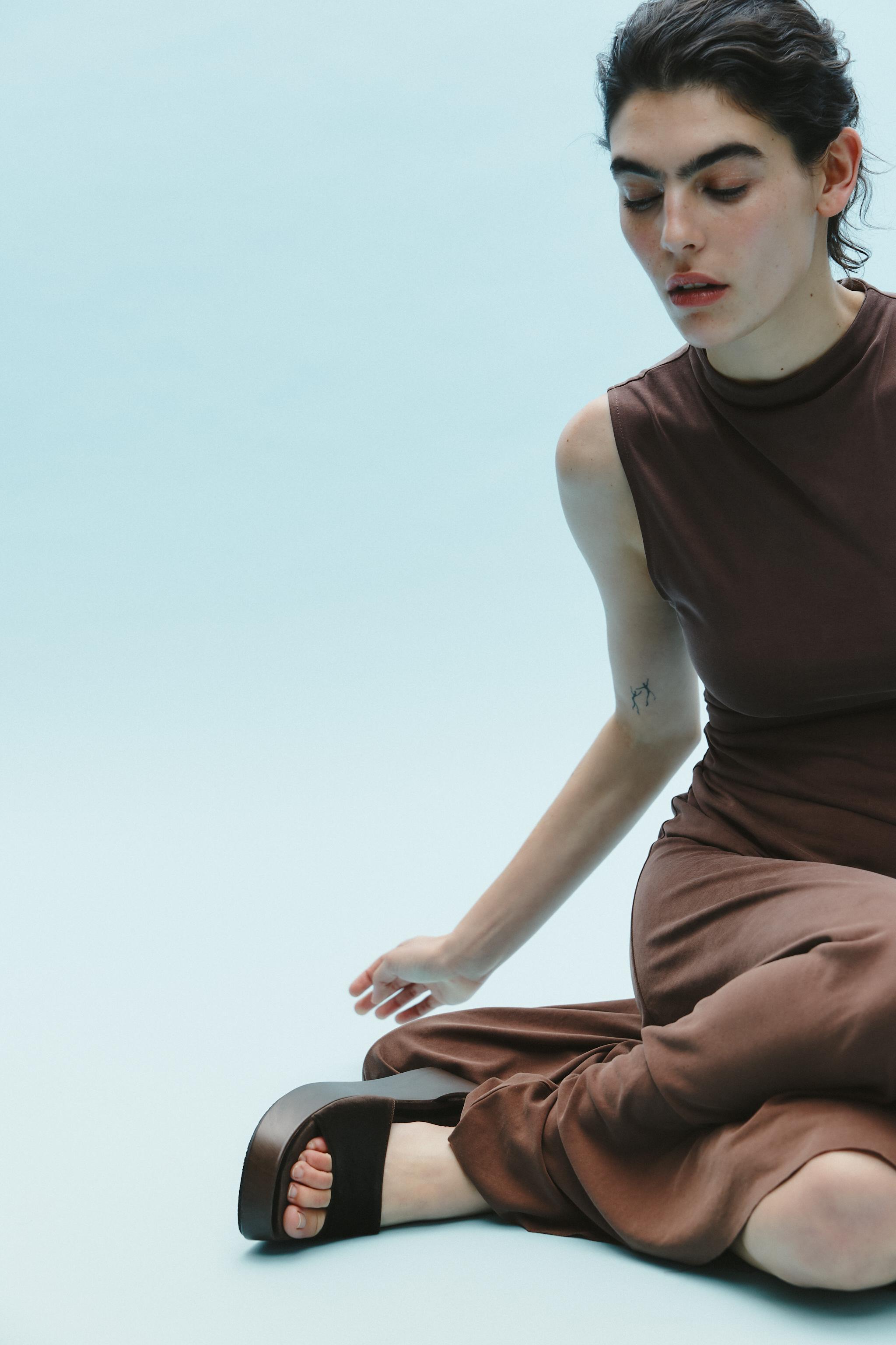 ZARA 流れるような生地のミディ丈ワンピース 5063/314 流れるような生地のミディ丈ワンピース - ブラウン | ZARA Japan