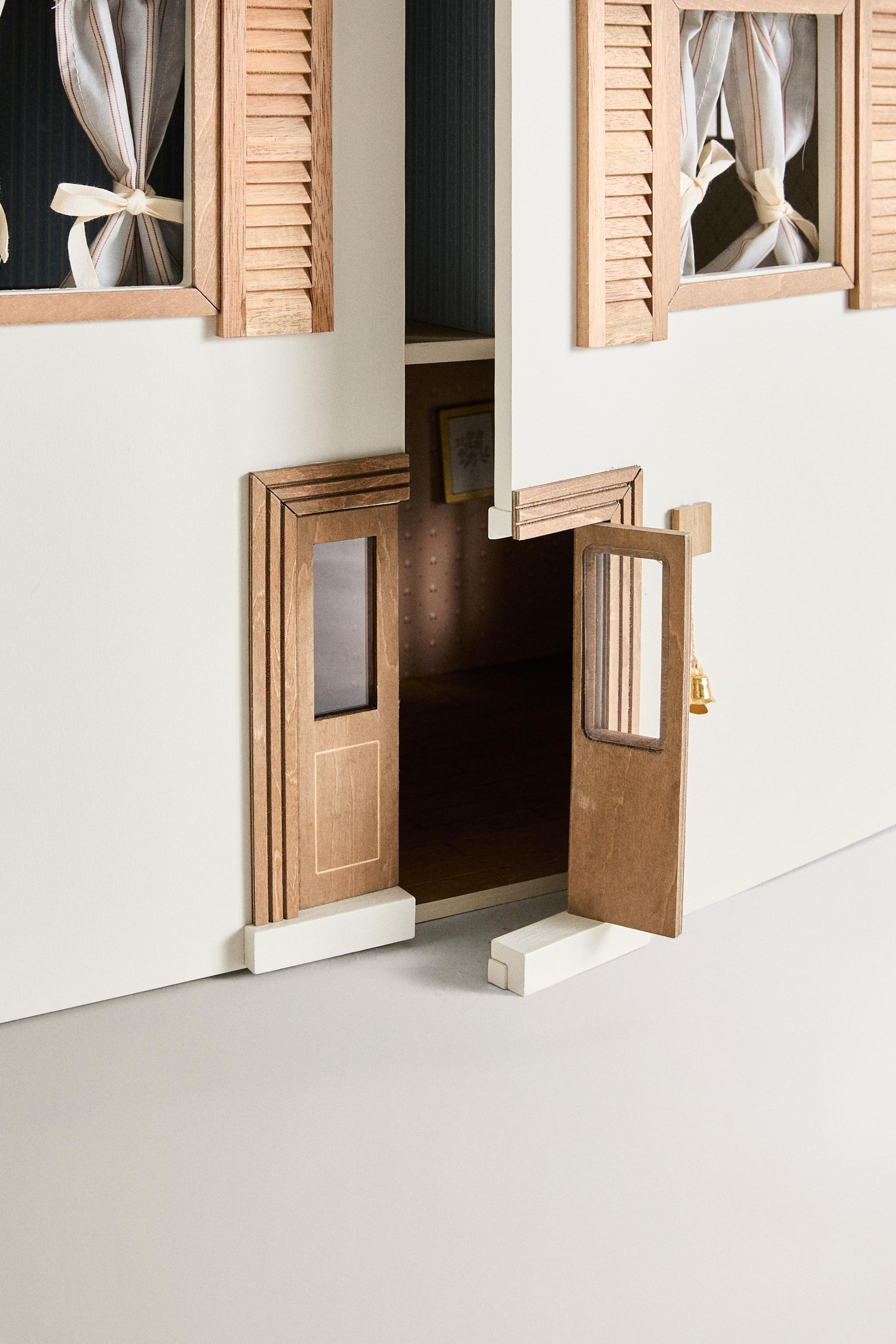 CHILDREN S TOY DOLL HOUSE