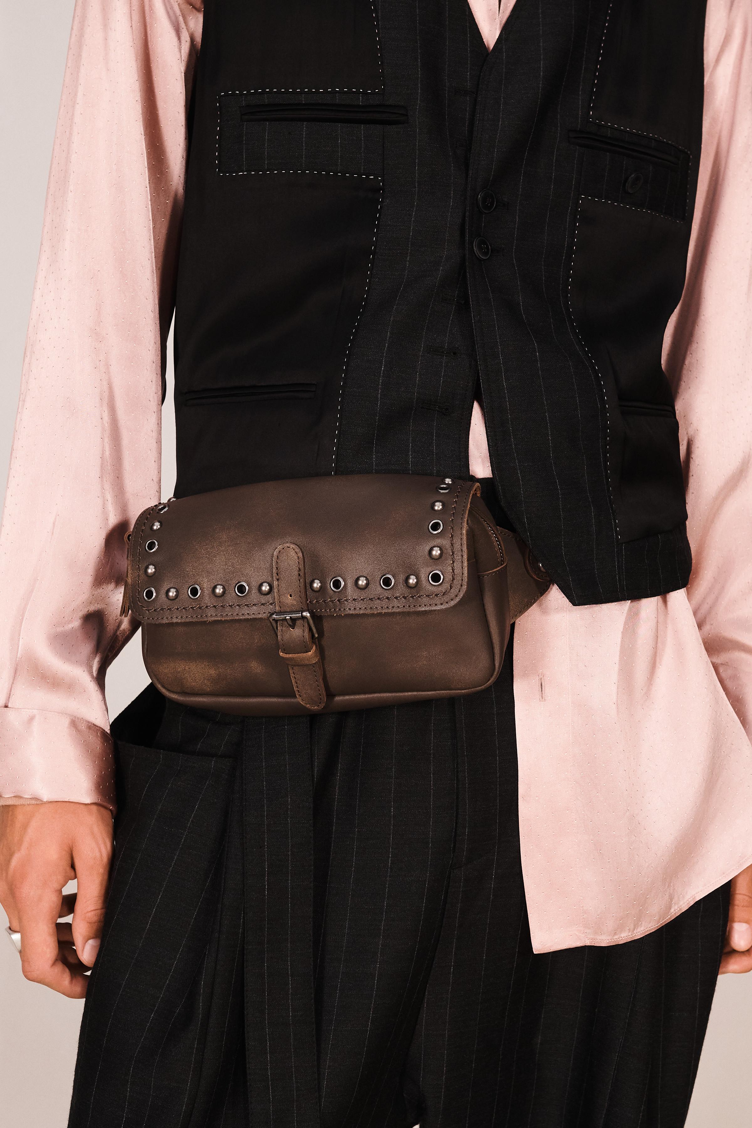 SAC BANANE EN CUIR À CLOUS