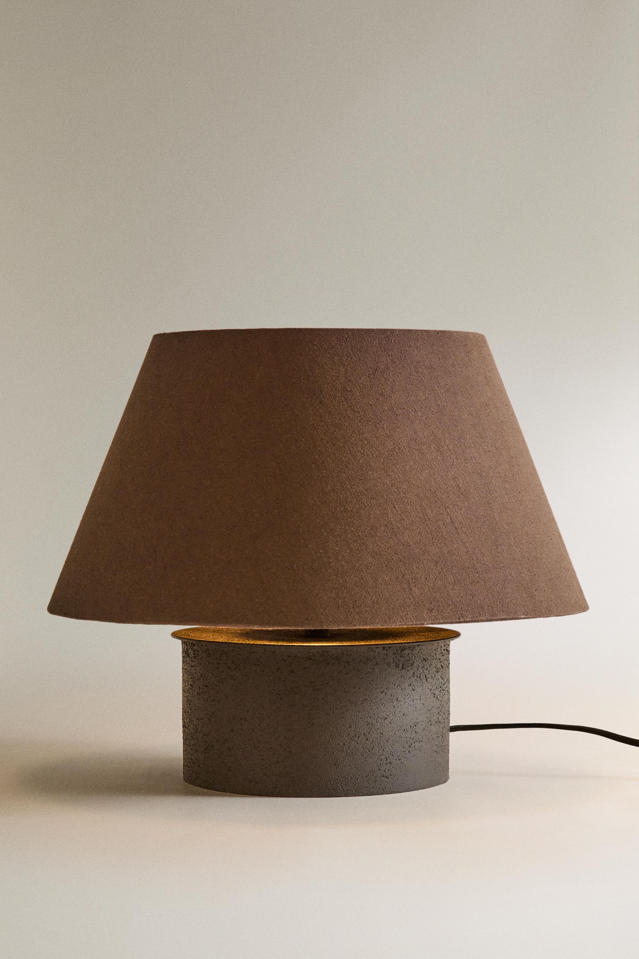 METAL AND COTTON TABLE LAMP — Brown
