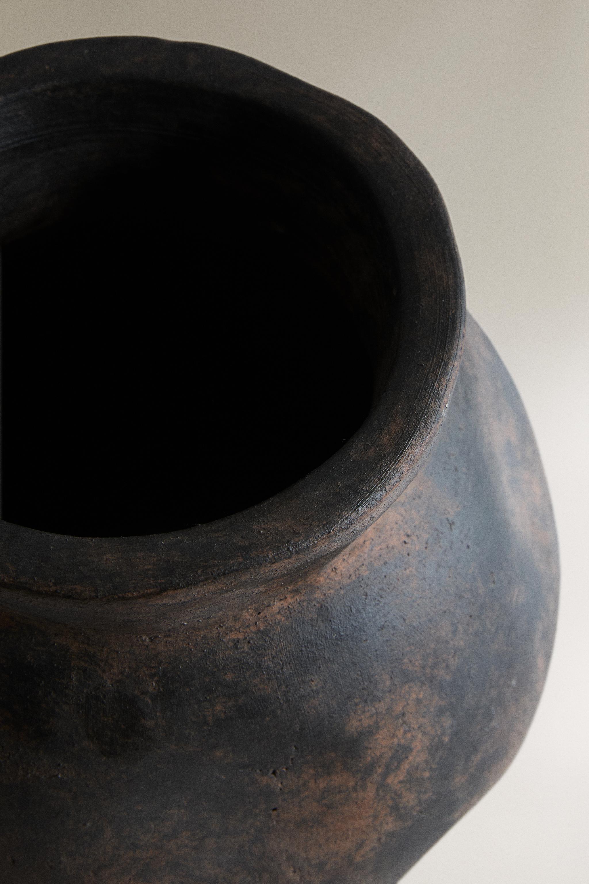 OVAL DECORATIVE CERAMIC VASE — Brown