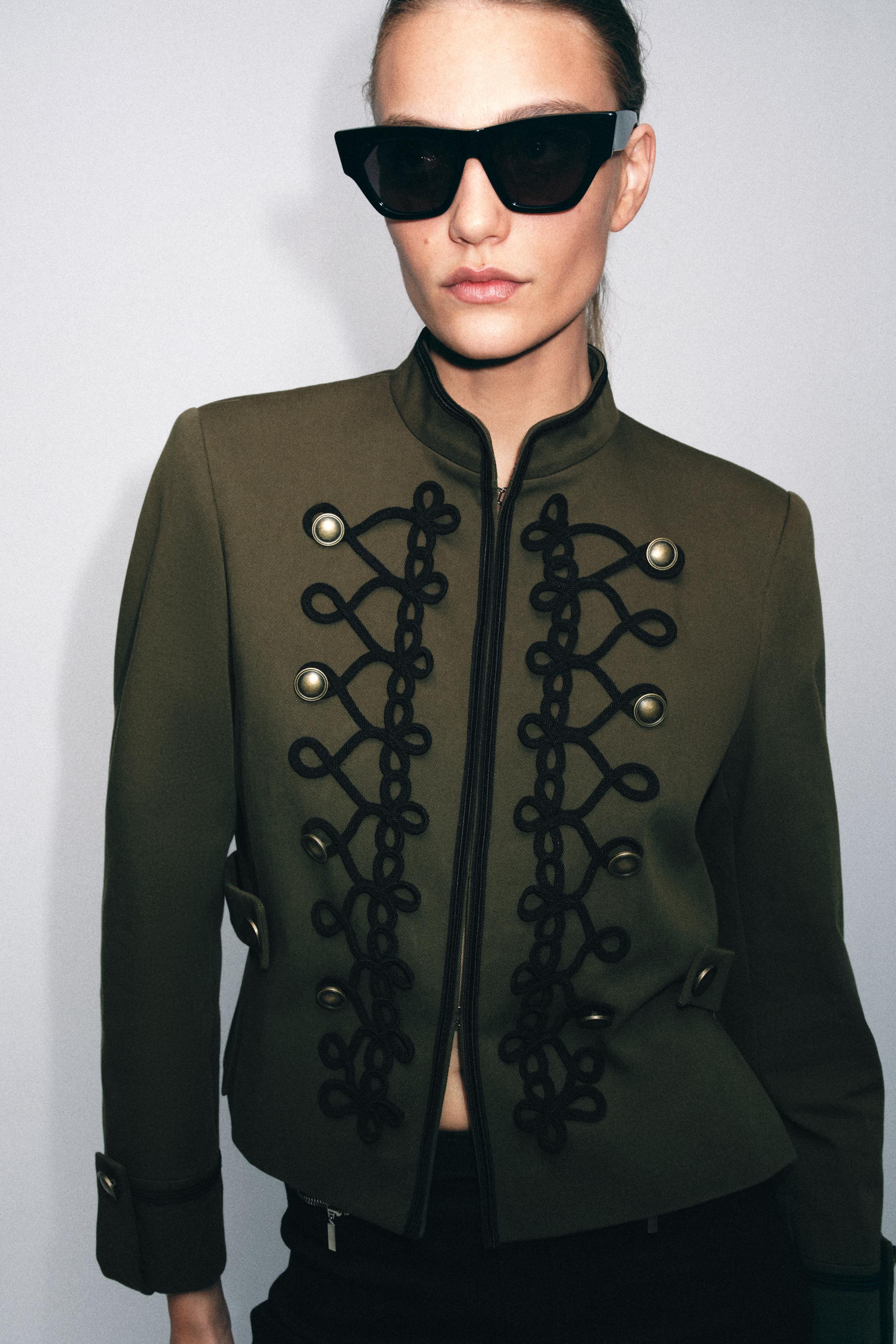 肩パッドトグルボタンブレザー - カーキ | ZARA Japan / 日本