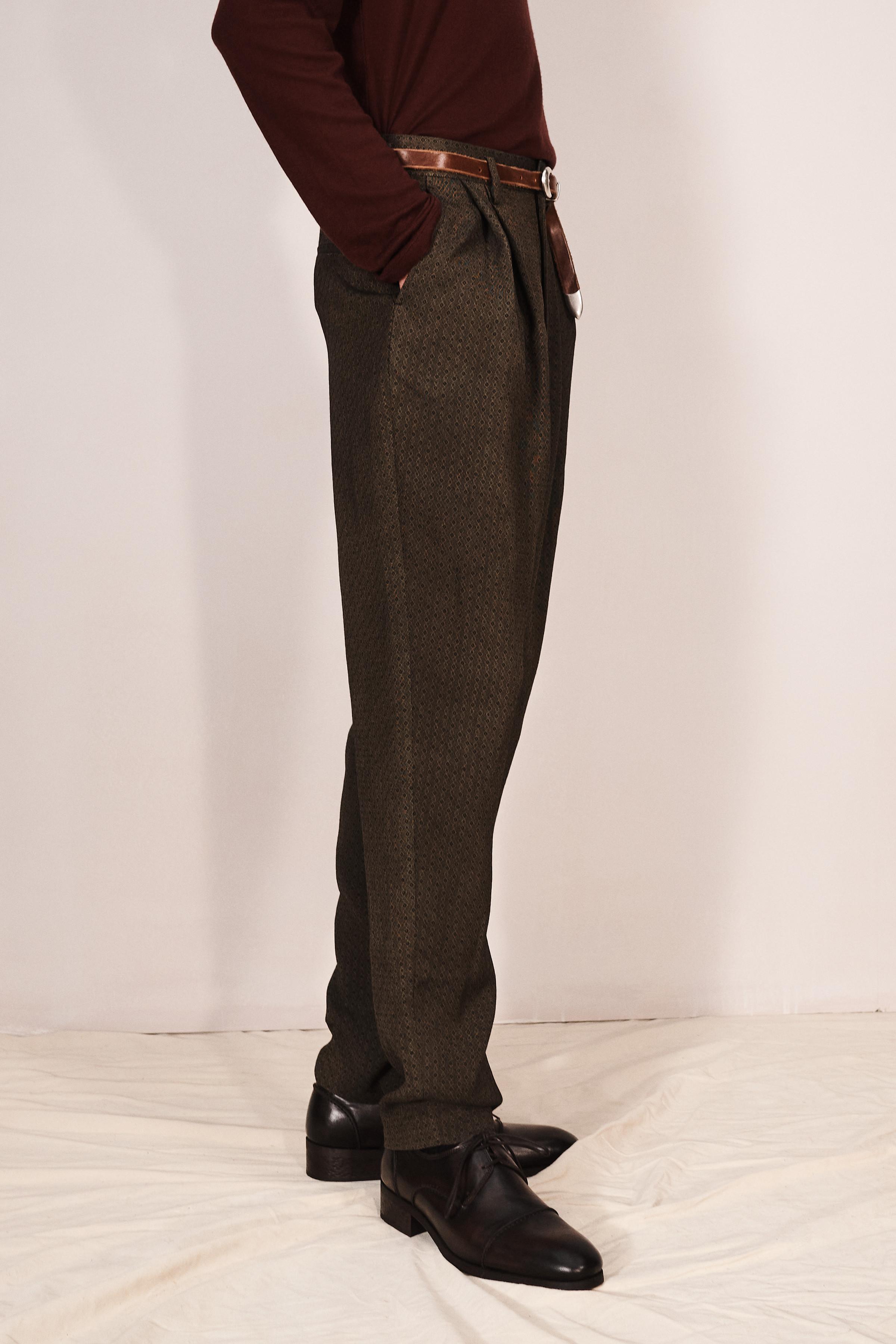 PANTALON JACQUARD GÉOMÉTRIQUE À PLIS