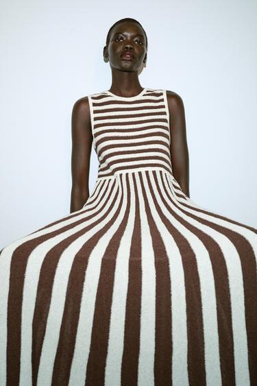 ROBE LONGUE À RAYURES PLISSÉE TEXTURÉE - Écru / Marron de Zara - Image 4