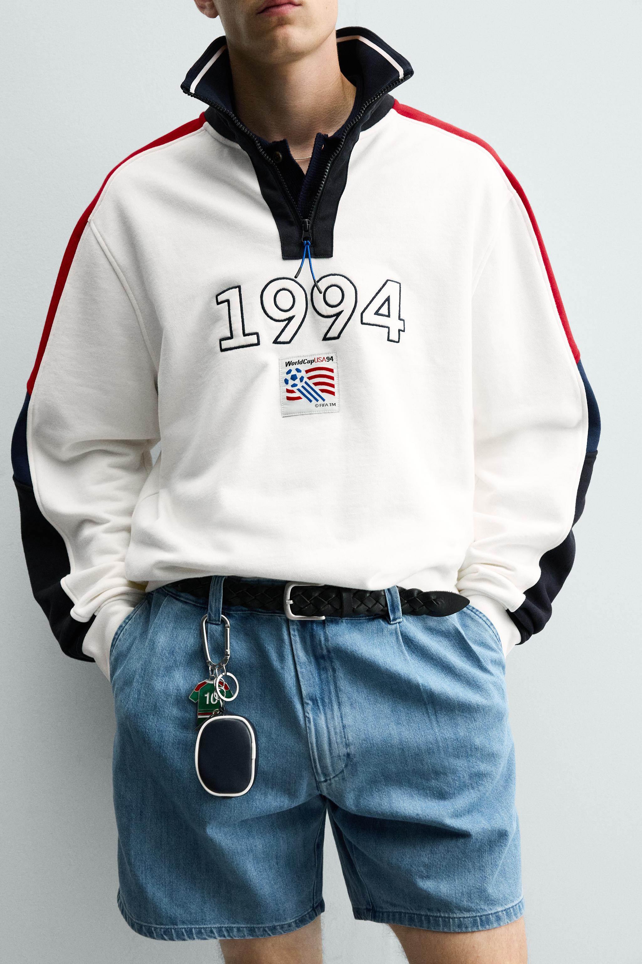 むっちゃん109 USA 94 FIFA WORLD CUP™ FIFA CLASSICS QUARTER-ZIP SWEATSHIRT