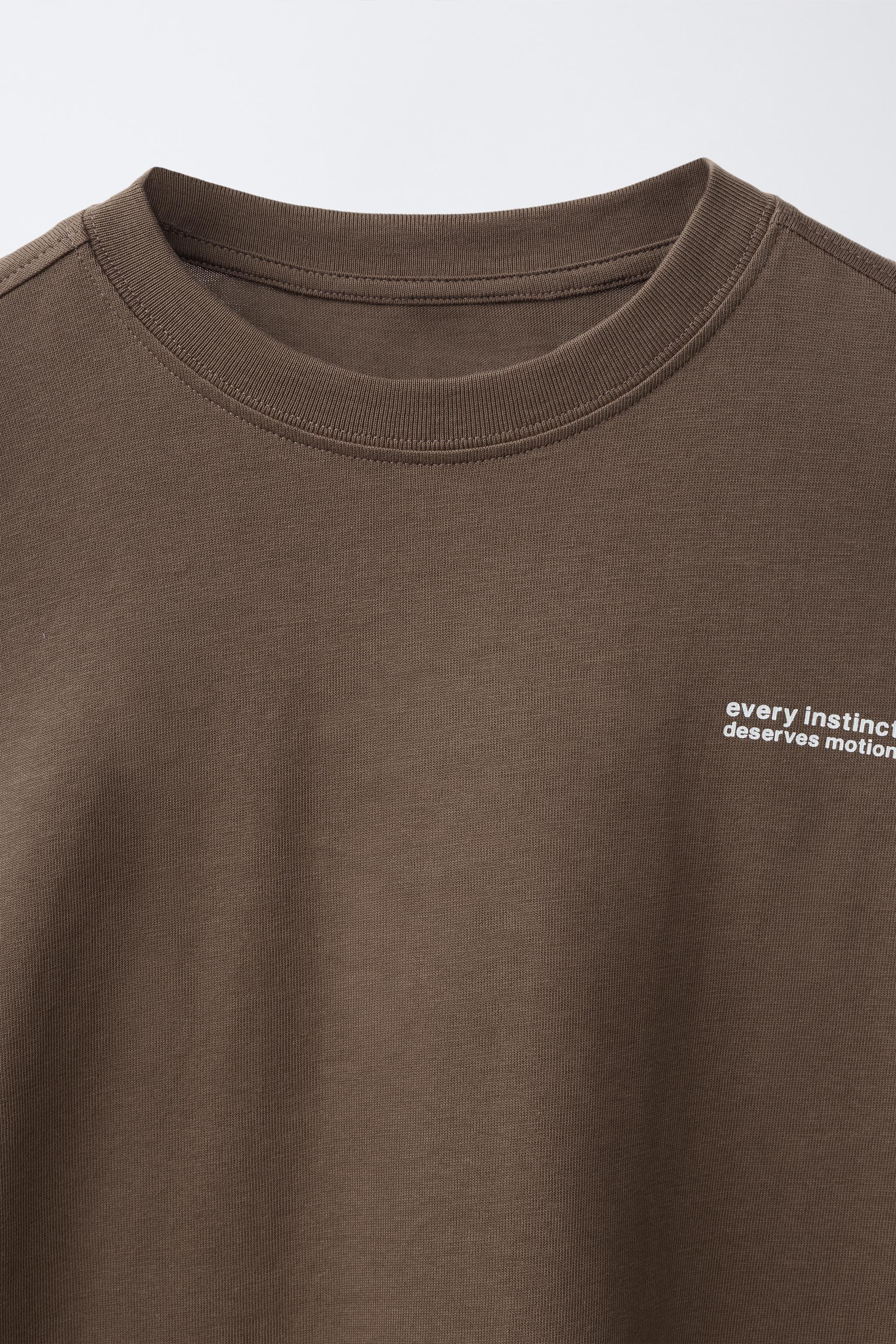 T-SHIRT À DOUBLES MANCHES ET INSCRIPTION