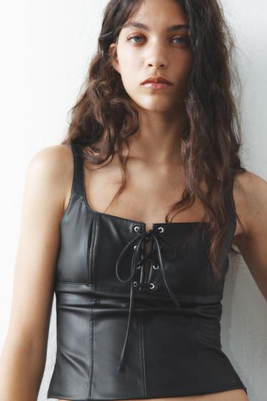 TOP EFECTO PIEL LAZADA - Negro de Zara