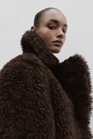 ABRIGO CORTO BORREGUILLO - Marrón de Zara