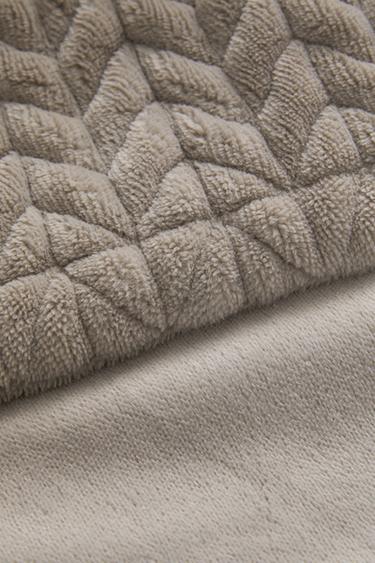 TEXTURED FLEECE BLANKET - Brown / Taupe by Zara