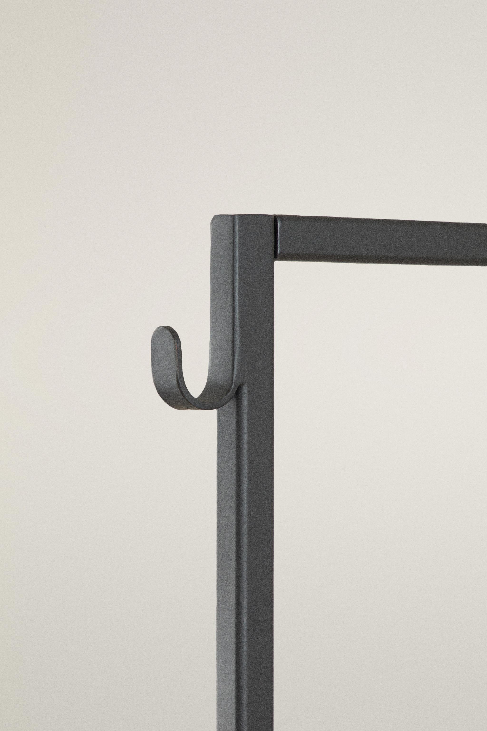 METAL CLOTHES RACK