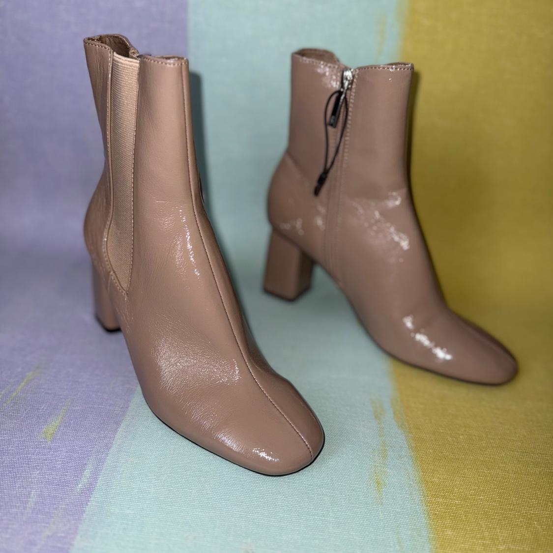 Mid-heel ankle boots in shiny beige with a pastel color background. Elegant design with side zip and elastic.