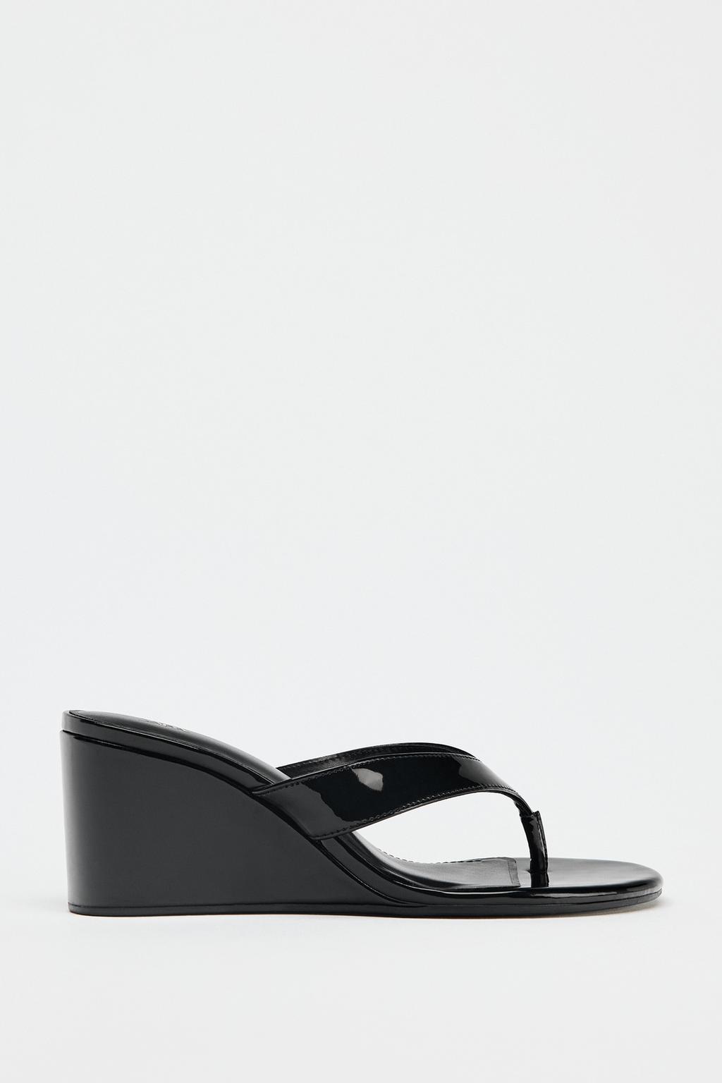 PATENT-EFFECT WEDGE SANDALS