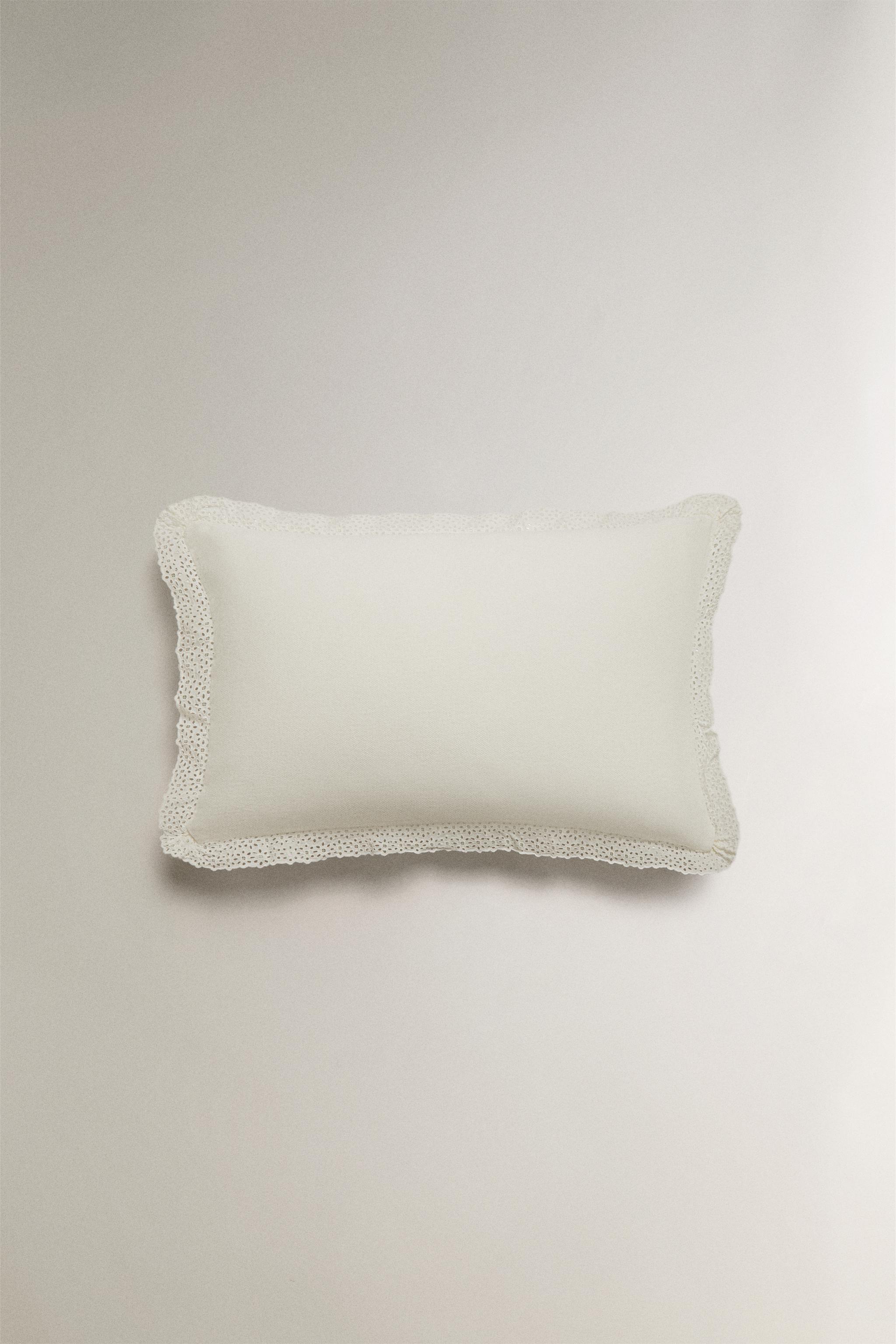 HOUSSE DE COUSSIN COTON VOLANT BRODÉ