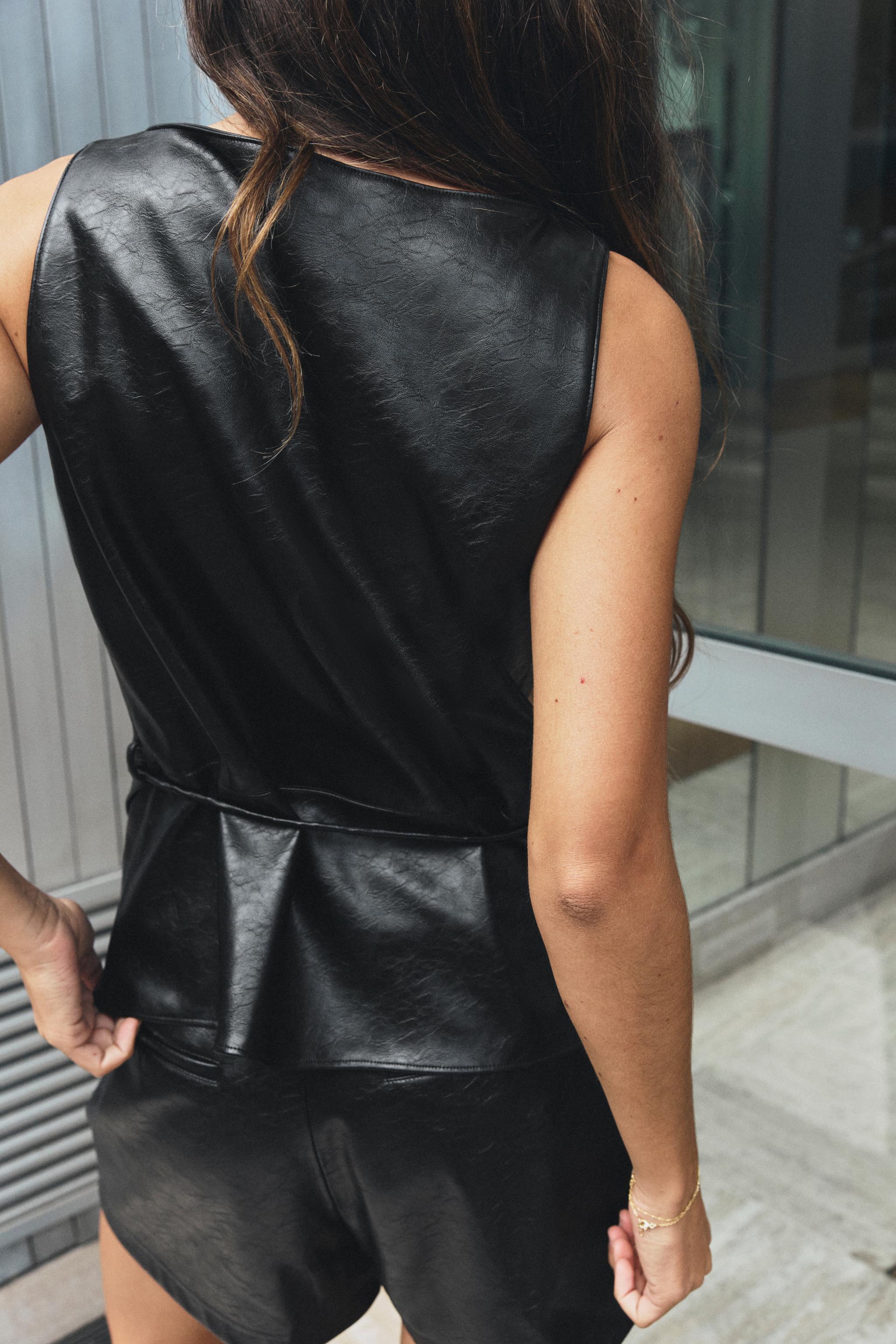TOP MATIÈRE SYNTHÉTIQUE AVEC CEINTURE