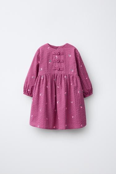 ROBE À CARREAUX VICHY, FLEURS ET BRANDEBOURGS - Grenat de Zara