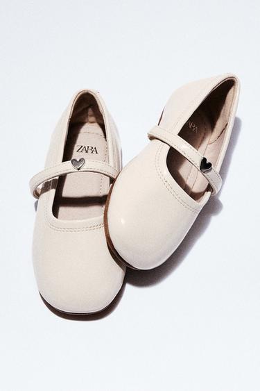 SAPATILHA ENVERNIZADA CORAÇÃO - Branco-cru da Zara