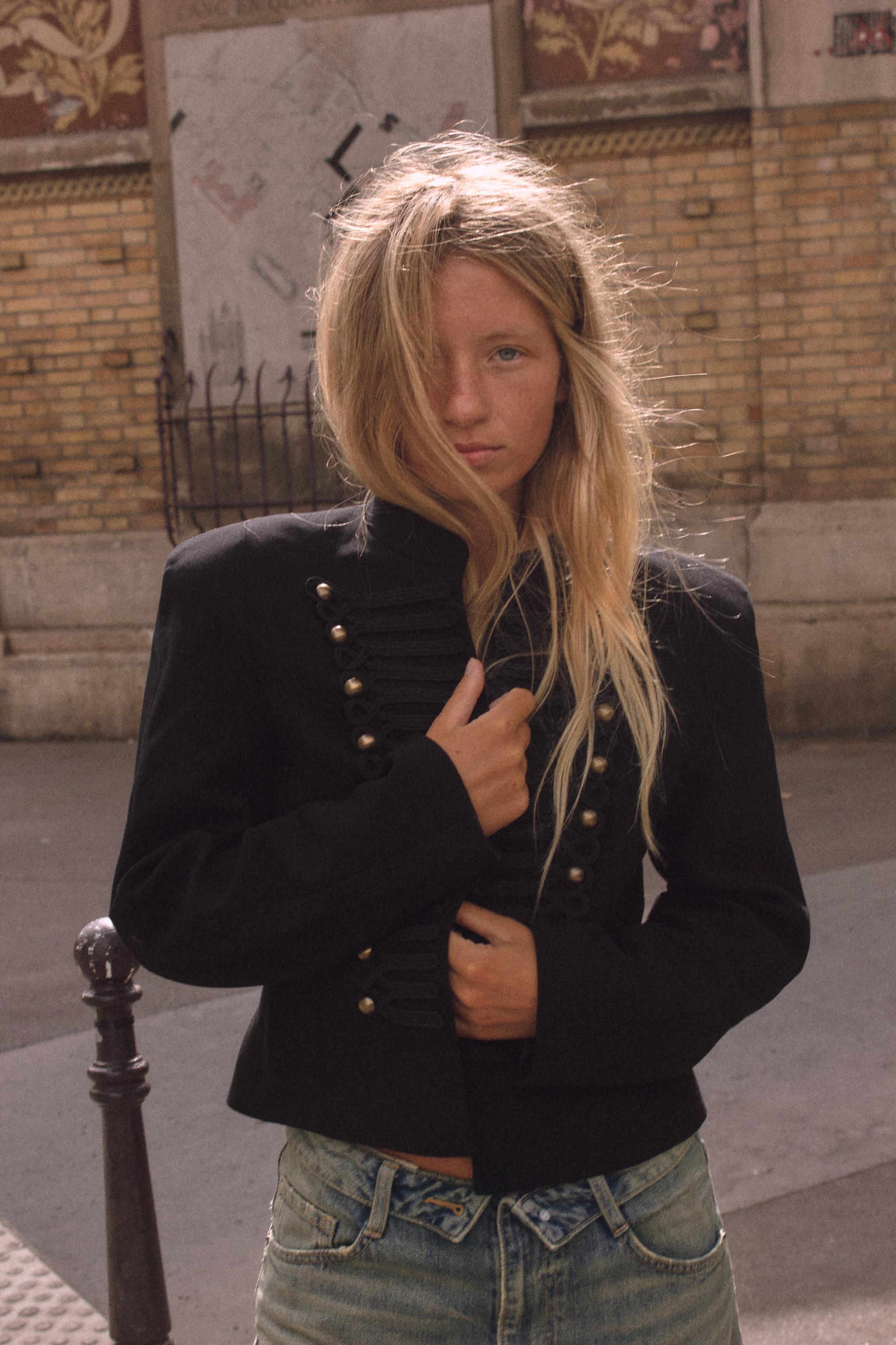 FITTED BLAZER WITH SHOULDER PADS