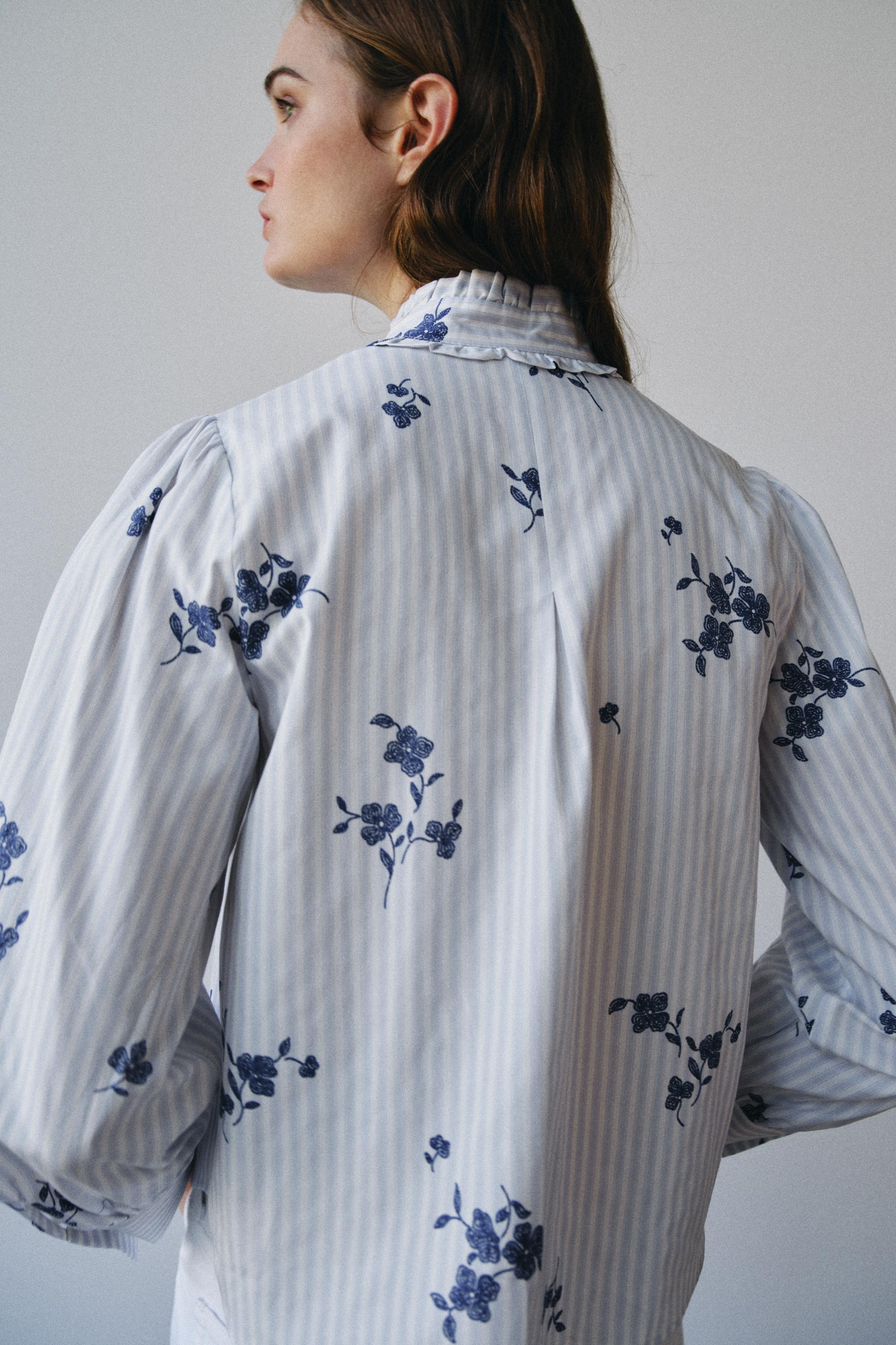 FLORAL PRINT TIE-NECK BLOUSE