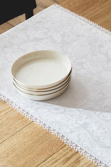 LINEN JACQUARD TABLE RUNNER - أبيض الخاص بـ Zara