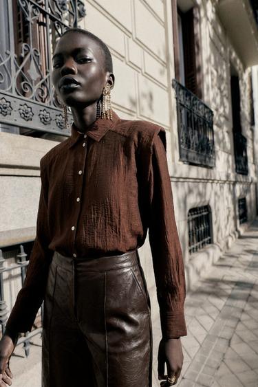 CAMISA HOMBRERAS CON LINO - Marrón oscuro de Zara