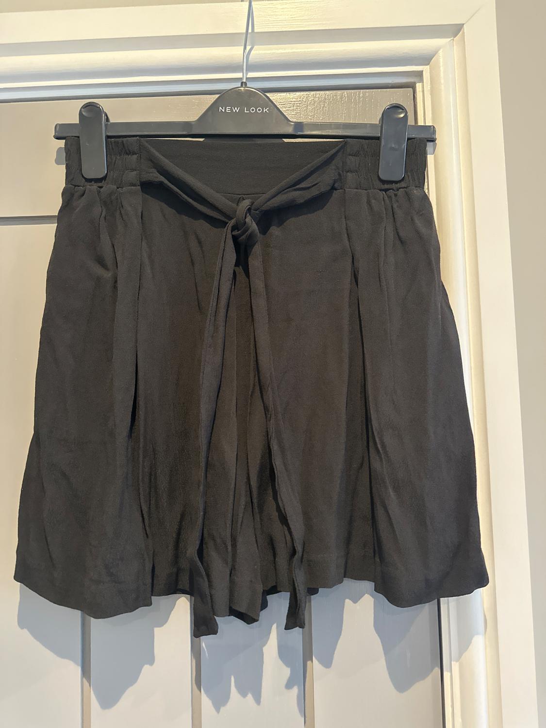 FLOWING BERMUDA SHORTS WITH TIED BELT
