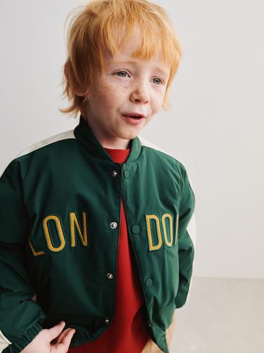 БОМБЕР С ОТСТЕГИВАЮЩИМСЯ ФЛИСОВЫМ КАПЮШОНОМ WATER REPELLENT — ЗЕЛЕНЫЙ от Zara