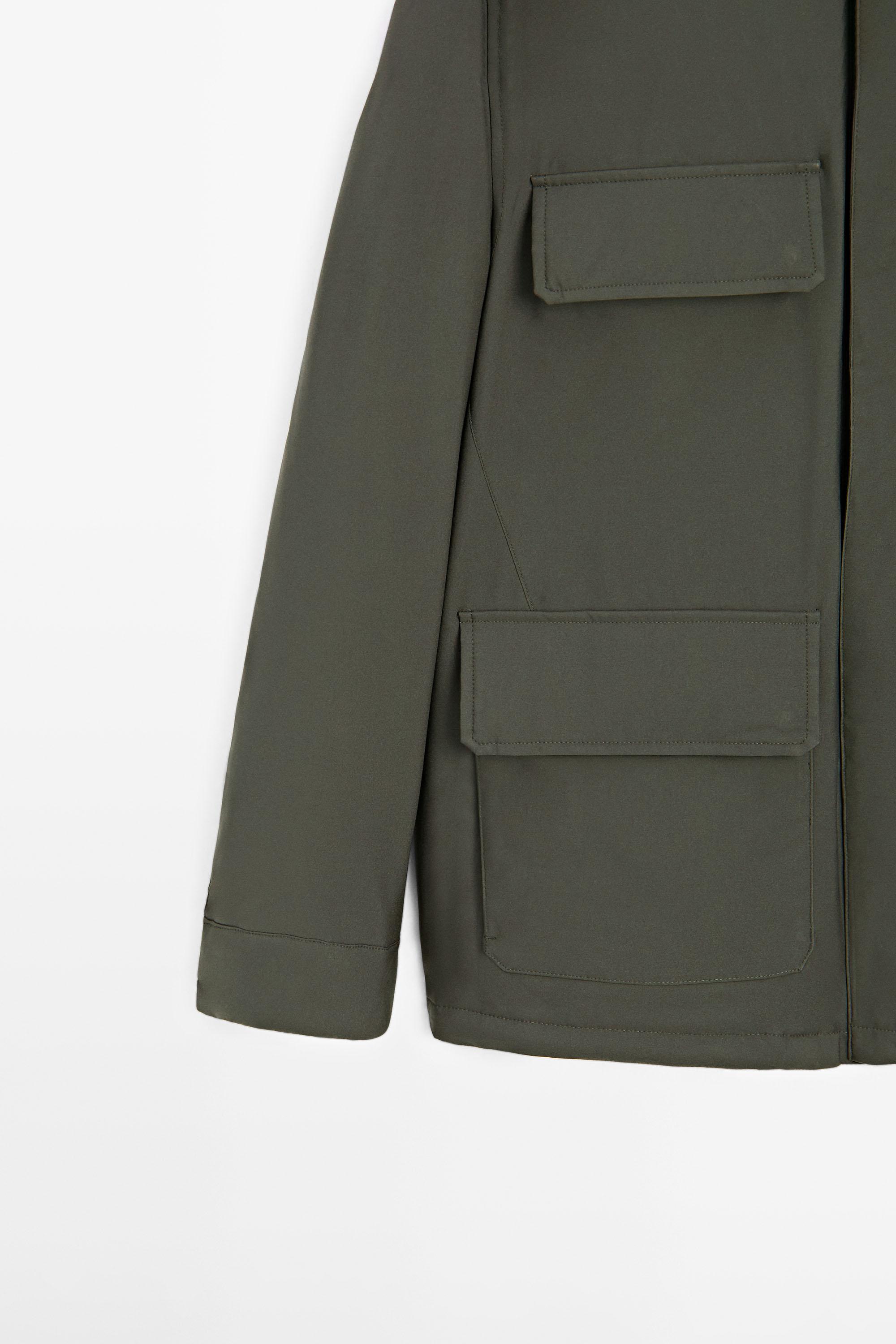 Water-repellent puffer jacket with pockets