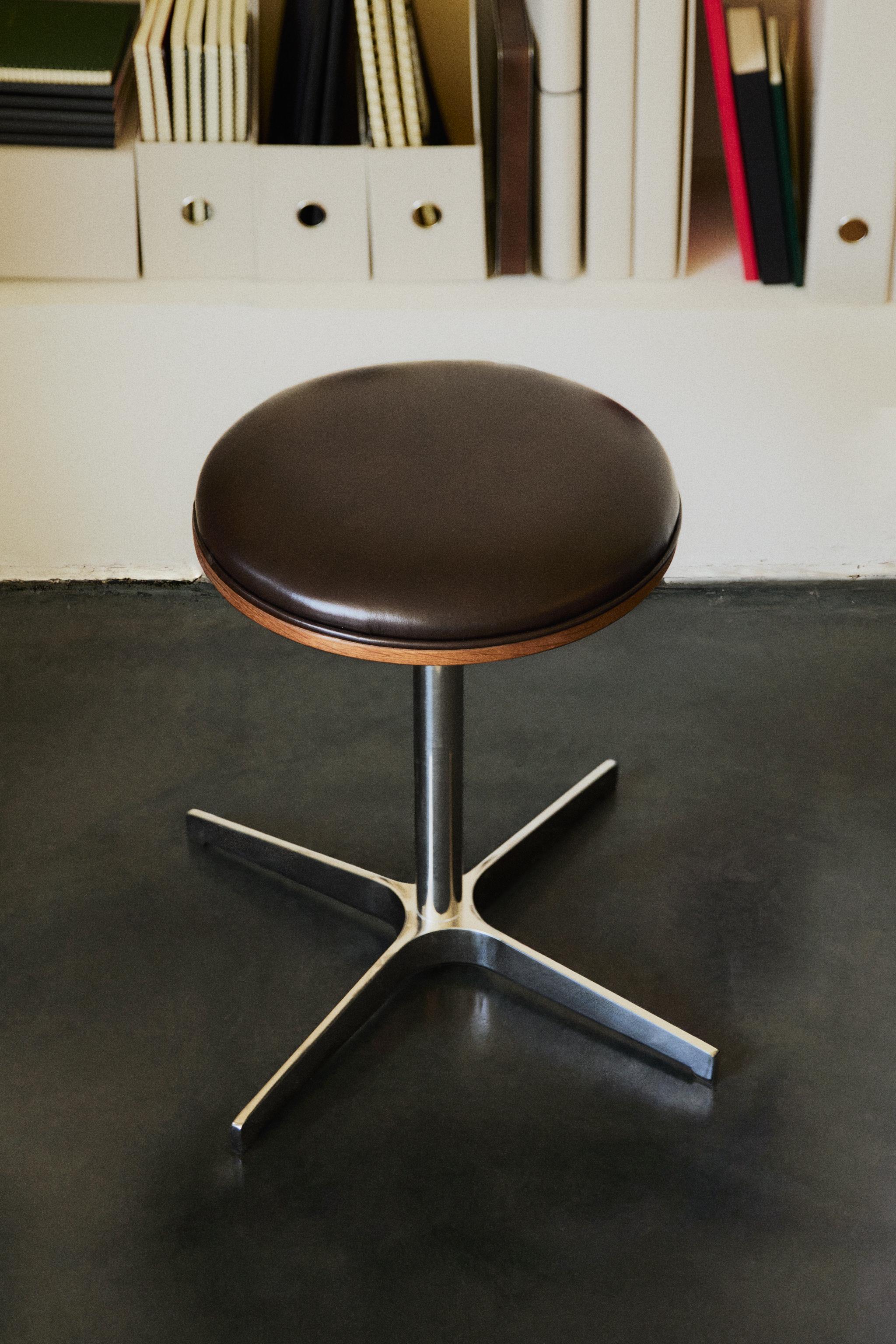 LEATHER AND STAINLESS STEEL STOOL — Chocolate brown