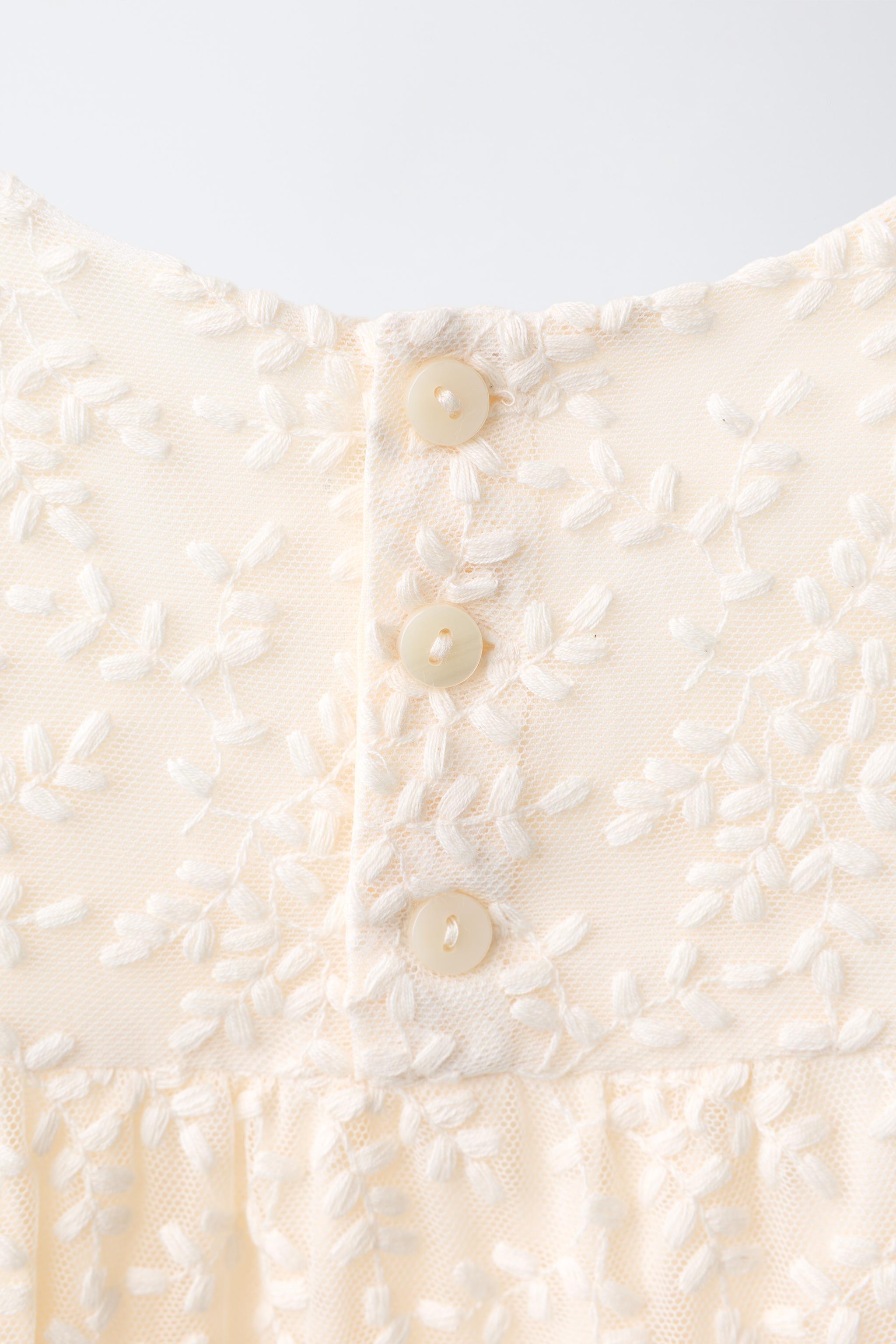 ROBE EN DENTELLE À EMPIÈCEMENTS