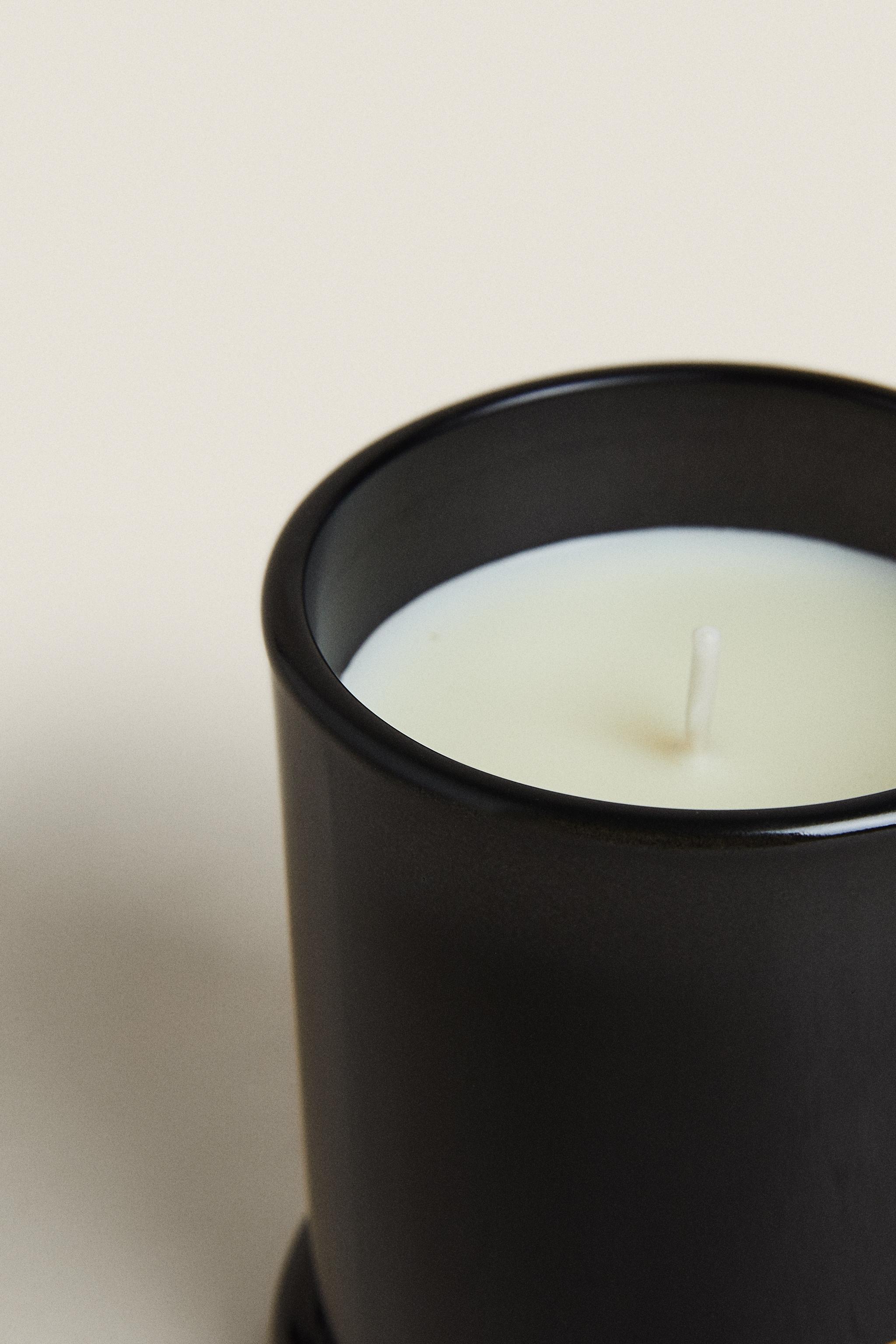 G) BOUGIE PARFUMÉE CEDAR WOOD