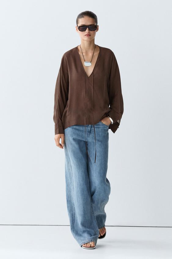 Blouse fluide col en V à nouer - Marron de Zara - Image 0