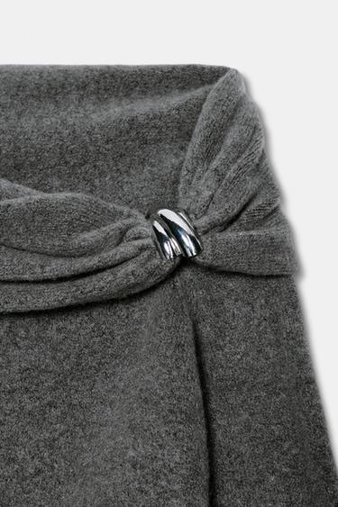 KNIT OFF-THE-SHOULDER JUMPER WITH METAL APPLIQUÉ - Pearl grey by Zara - Image 2