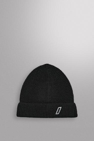 Zara PLETENA KAPA MREŽASTE TEKSTURE – Crna