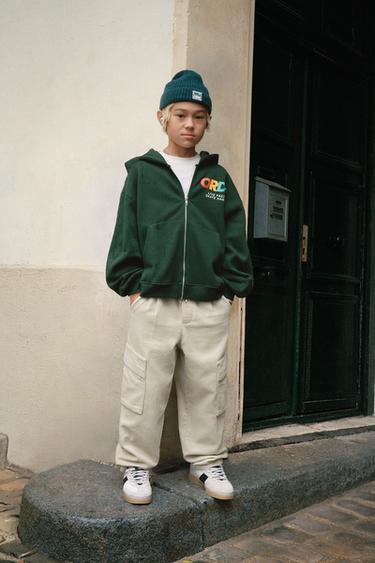 ÚPLETOVÁ ČEPICE SE ŠTÍTKEM - Khaki od Zara