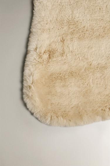 IRREGULAR FAUX FUR RUG - Light beige by Zara