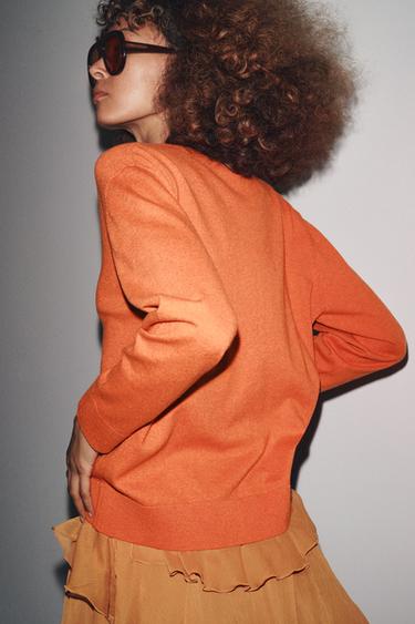 PULL EN MAILLE UNIE COL EN V - Orange de Zara